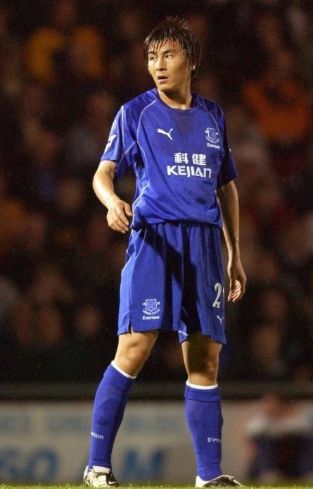 他是前国足队长哥哥是英雄娶海归高材生37岁儿女双全成赢家(图3)