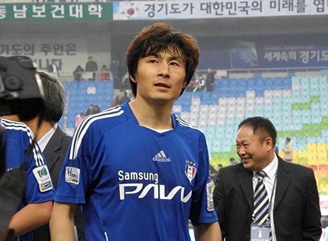 他是前国足队长哥哥是英雄娶海归高材生37岁儿女双全成赢家(图1)