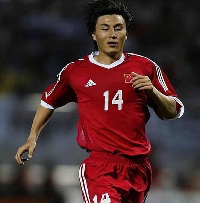 他是前国足队长哥哥是英雄娶海归高材生37岁儿女双全成赢家(图2)