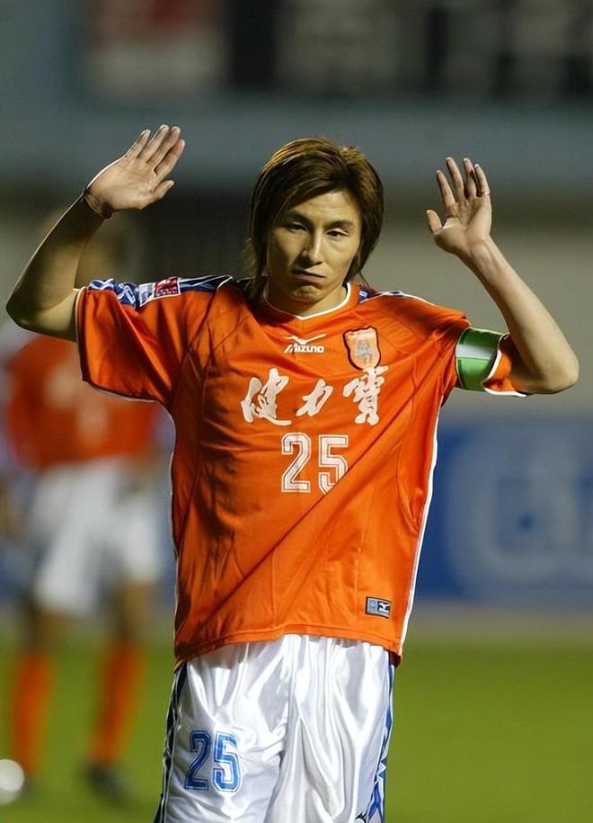 他是前国足队长哥哥是英雄娶海归高材生37岁儿女双全成赢家(图9)