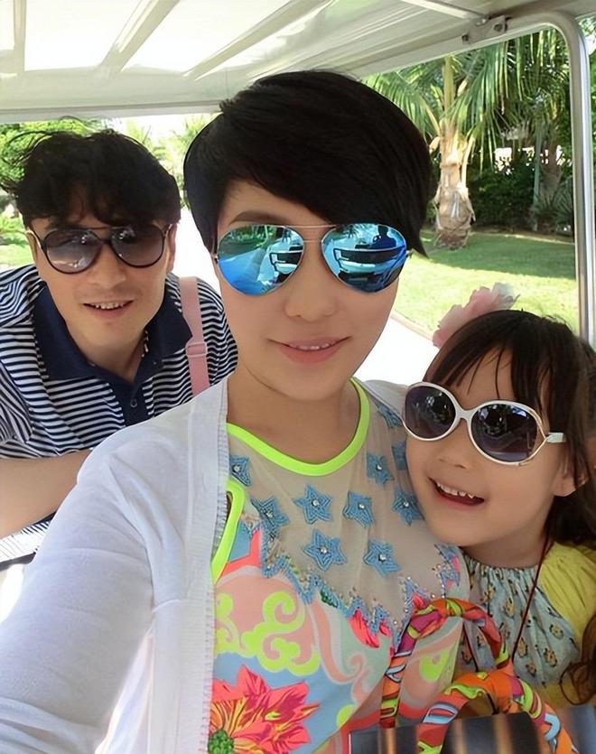 他是前国足队长哥哥是英雄娶海归高材生37岁儿女双全成赢家(图14)