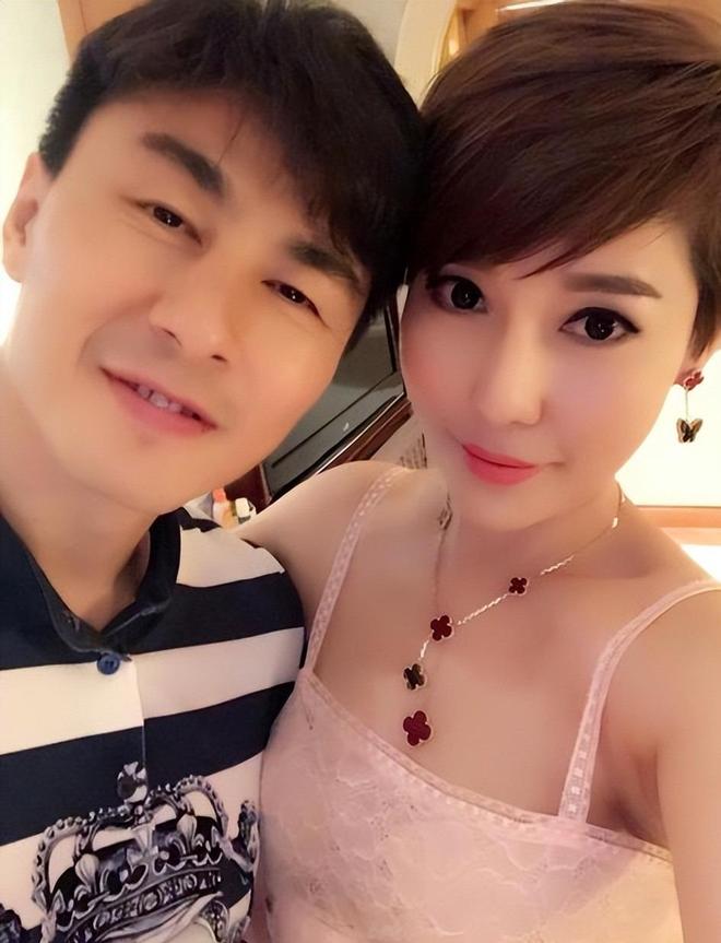 他是前国足队长哥哥是英雄娶海归高材生37岁儿女双全成赢家(图12)