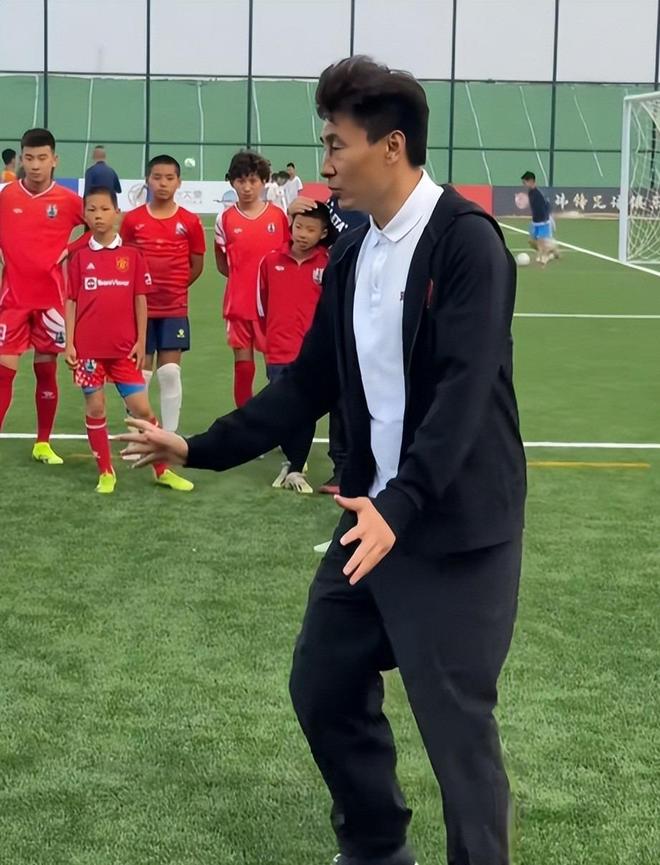 他是前国足队长哥哥是英雄娶海归高材生37岁儿女双全成赢家(图17)