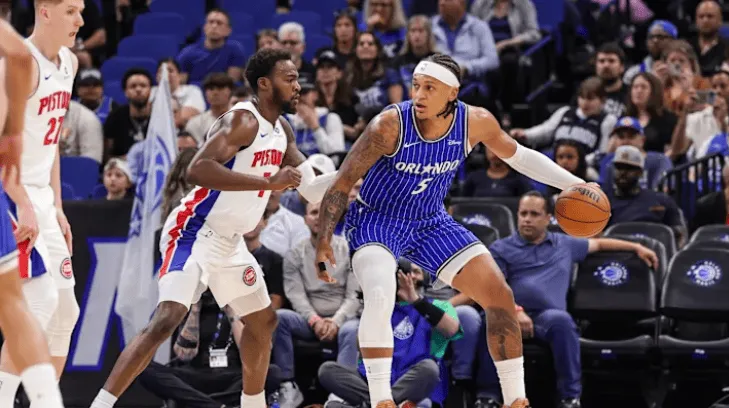 体育画报]三名魔术球员助力球队战胜活塞队(图1)